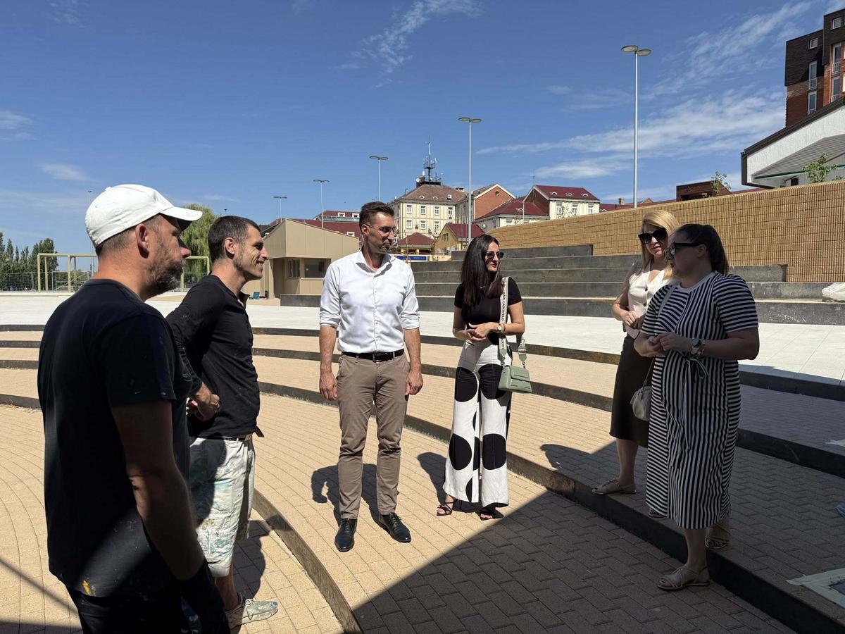storyeditor/2025-08-11/Mural_2.jpg U centru je crvena jabuka koja stoji na stolnjaku. Njega će, iako do toga još nismo došli, pridržavati nekoliko protagonista. Pitanje je jesu li oni držali stolnjak kako bi uhvatili jabuku koja je padala s neba ili se igraju tom jabukom – rekao je Tomić
