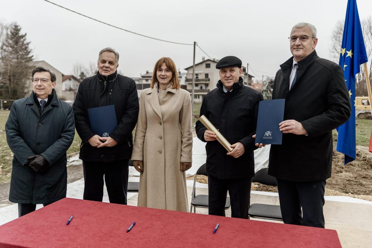 Povelju za kamen temeljac, uz gradonačelnika Mandića, potpisali su i ministar Branko Bačić te direktor APN-a Dragan Hristov