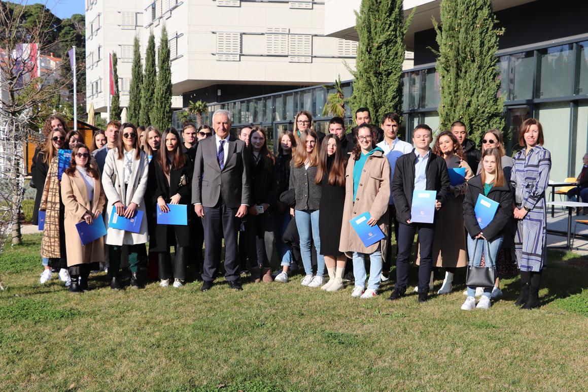 Milijun kuna za stipendije učenicima i studentima