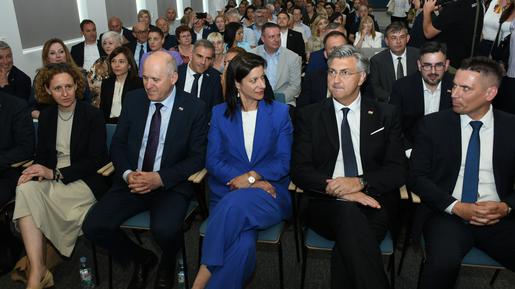 storyeditor/2025-06-08/sisak_a_slager_svecana_sjednica_gosti_nikola_cutuk_pixsell_PXL_040625_133832171.jpg