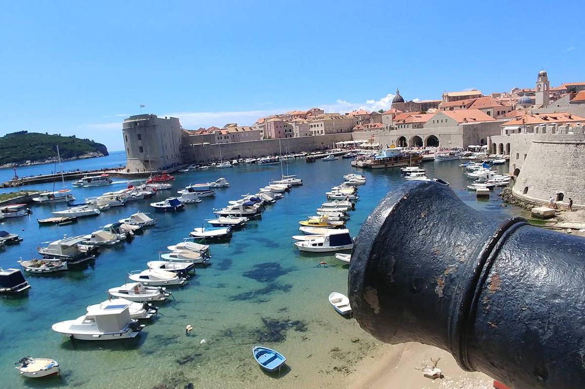 Kratkotrajno onečišćenje mora na plaži Porporela u Dubrovniku