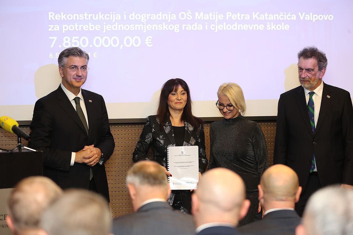 Sedam ugovora i bespovratna sredstva za gradnju i opremanje škola