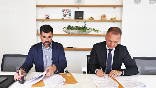 Ugovor o izvođenju radova potpisao je župan Igor Andrović s Mariom Koićem, direktorom tvrtke Cestogradnja d.o.o. Slatina