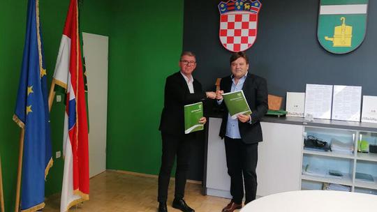 Ugovor su potpisali gradonačelnik Dražen Srpak i vlasnik tvrtke Niskogradnja Huđek Tomica Huđek