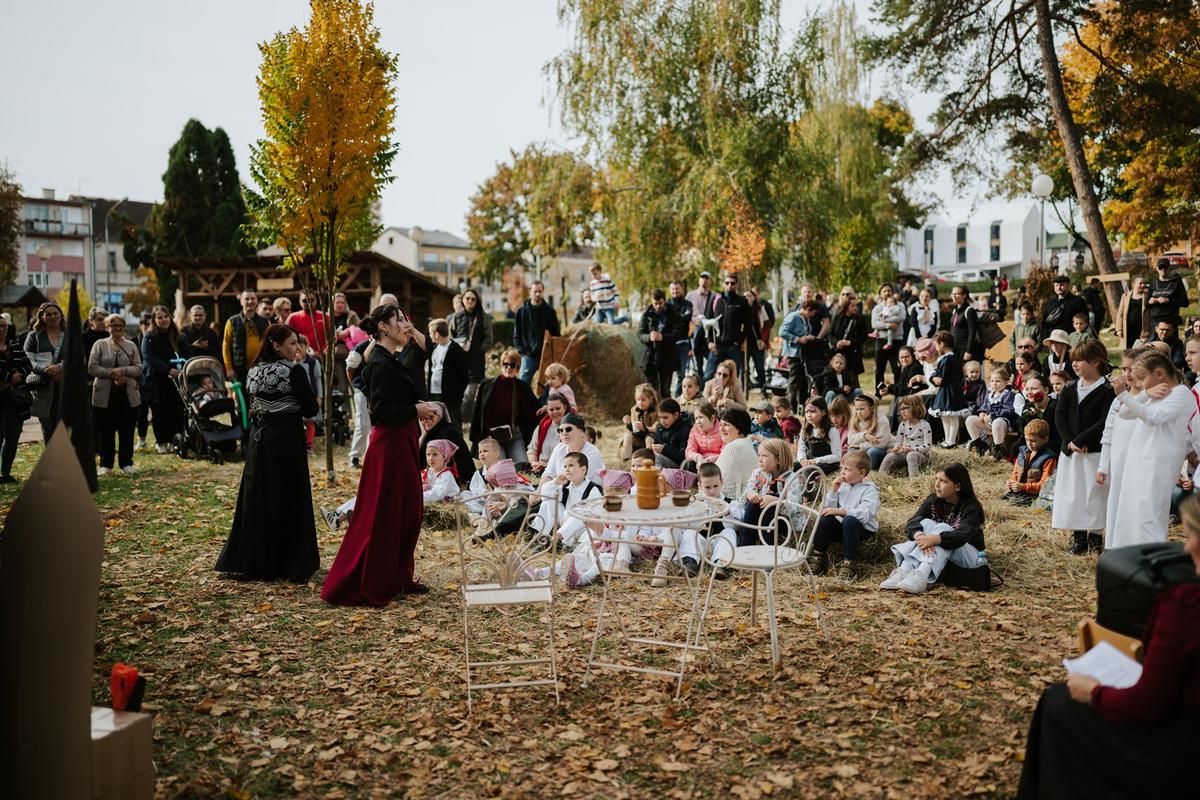 storyeditor/2025-10-24/novska_a_slager_foto_tomislav_koren_lukovo__1_.jpg VIŠE OD 300 glumaca svih generacija tumačilo je uloge plemića, seljaka, žandara, prosaca, guvernanti i djece, vatrogasaca i mnogih drugih