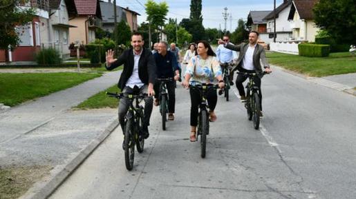 Ministri su se odlučili za vožnju biciklima po Novskoj zajedno s gradonačelnicom Marijom Kušmiš
