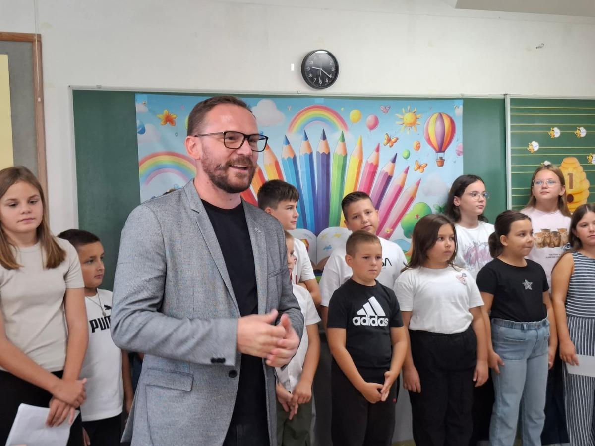 Odobrenim bespovratnim sredstvima nastavljamo snažan investicijski ciklus u školsku infrastrukturu, kaže velikogorički gradonačelnik Krešimir Ačkar