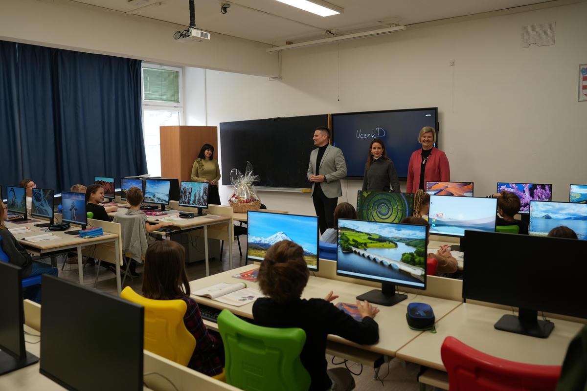 U Osnovnoj školi 22. lipnja otvorena je novoopremljena informatička učionica