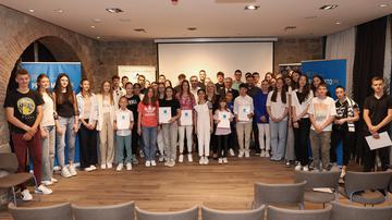 Zupan splitsko dalmatinske zupanije Blazenko Boban urucio 50 stipendija mladim nadarenim sportasima