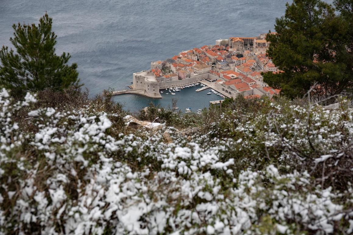 U Dubrovniku osvanulo hladno i snježno jutro