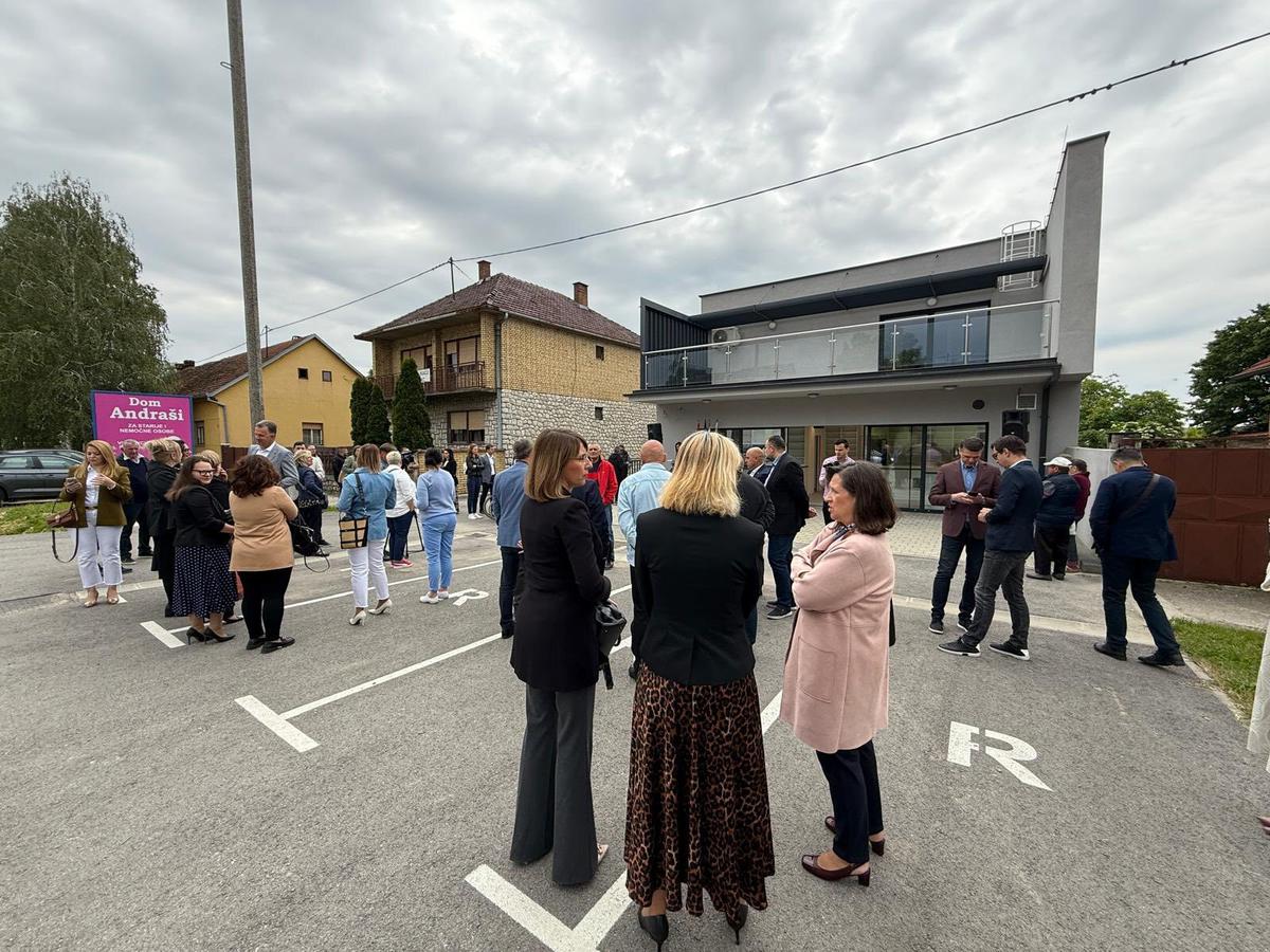 storyeditor/2025-05-17/Ambulanta_3.jpg Na svečanosti otvorenja gradonačelnik Vinkovaca Ivan Bosančić rekao je da ovako velik i lijepo opremljen objekt značajno podiže kvalitetu života građana
