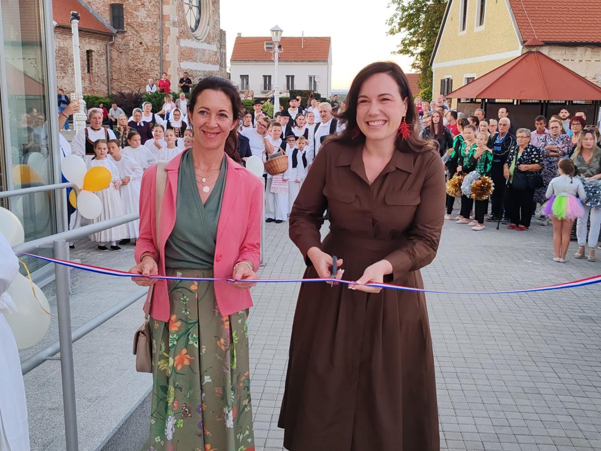 Na otvorenju su se predstavile kulturne udruge koje djeluju u gradu, među njima i Udruga čARTer