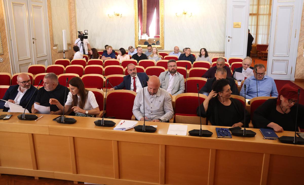 storyeditor/2025-06-13/Skupstina_2.jpg NOVA ŽUPANICA Nataša Tramišak pozvala je sve vijećnike Županijske skupštine, bez obzira na političku stranku, da aktivno sudjeluju u radu Osječko-baranjske županije