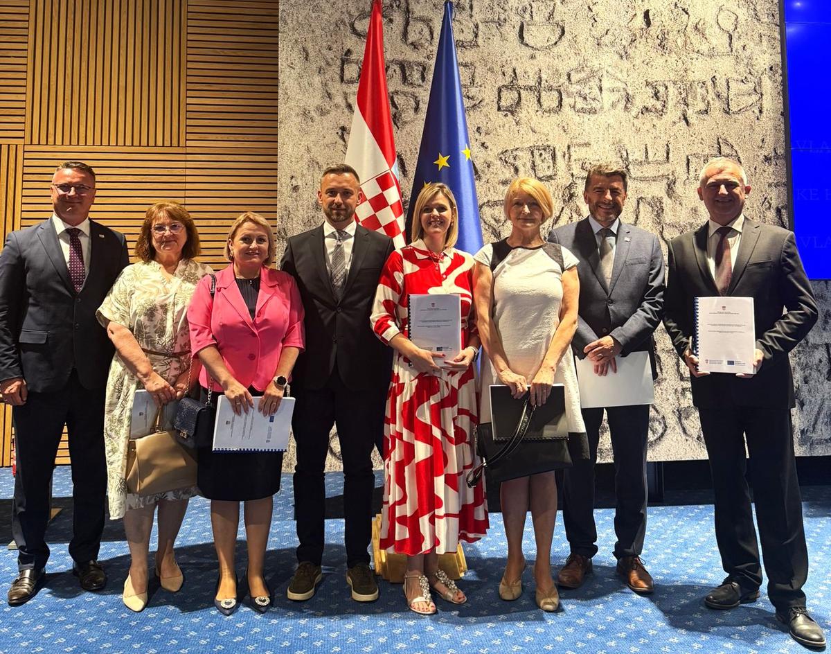 storyeditor/2025-06-06/skole_-_ugovori.jpg U PROTEKLOM četverogodišnjem razdoblju Županija je znatno povećala ulaganja u školstvo – od obnove i dogradnje škola, do uvođenja digitalne opreme, energetske učinkovitosti i stipendija za studente