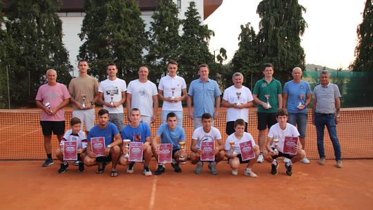 Na kraju svečanosti gradonačelnik je u društvu predsjednika TK Slatina Slavena Mađarića uručio pehare i medalje najuspješnijim igračima turnira