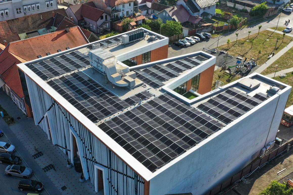 Na krovištu Gradske knjižnice postavljeni solarni paneli