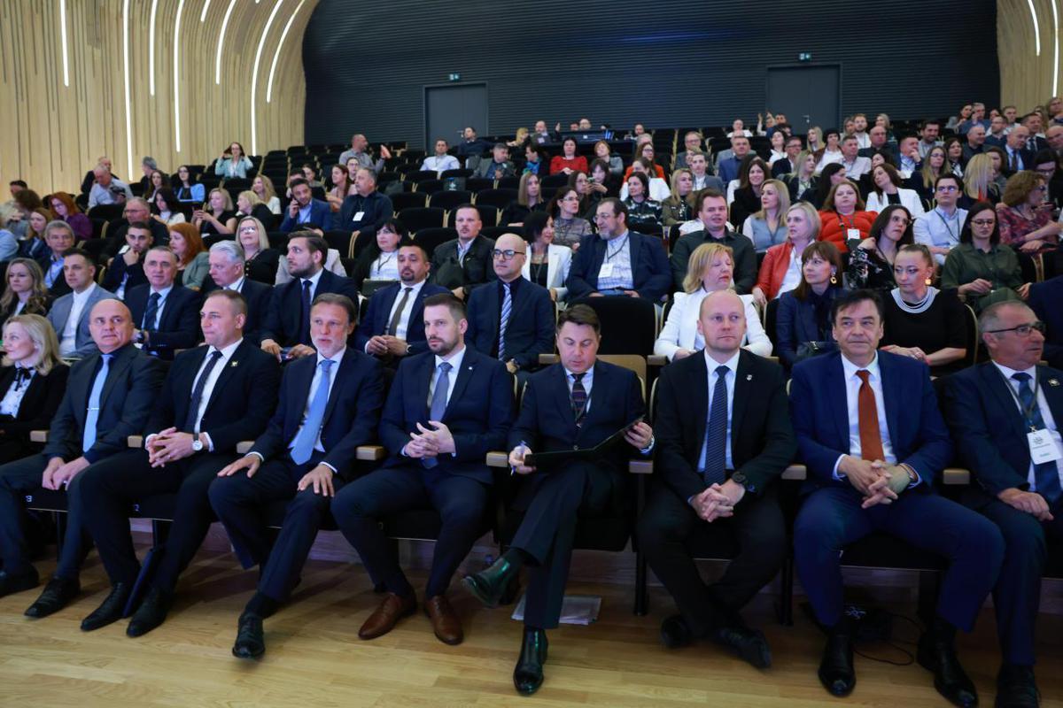 storyeditor/2025-05-09/Konferencija_1.JPG KONFERENCIJA je okupila brojne stručnjake kako bi raspravili o tome koji su najvažniji izazovi prehrambenog sektora