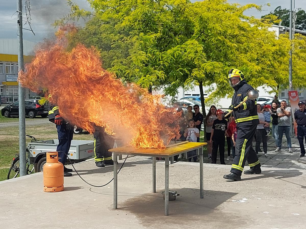 storyeditor/2025-06-15/Simulacija_gasenja_pozara_ulja_i_masti_u_kuhiniji.jpg Građanima su predstavljena sva vatrogasna vozila i oprema kojom društvo raspolaže, a održana je i demonstracija gašenja požara plinske boce te gašenje požara ulja i masti u kuhinji