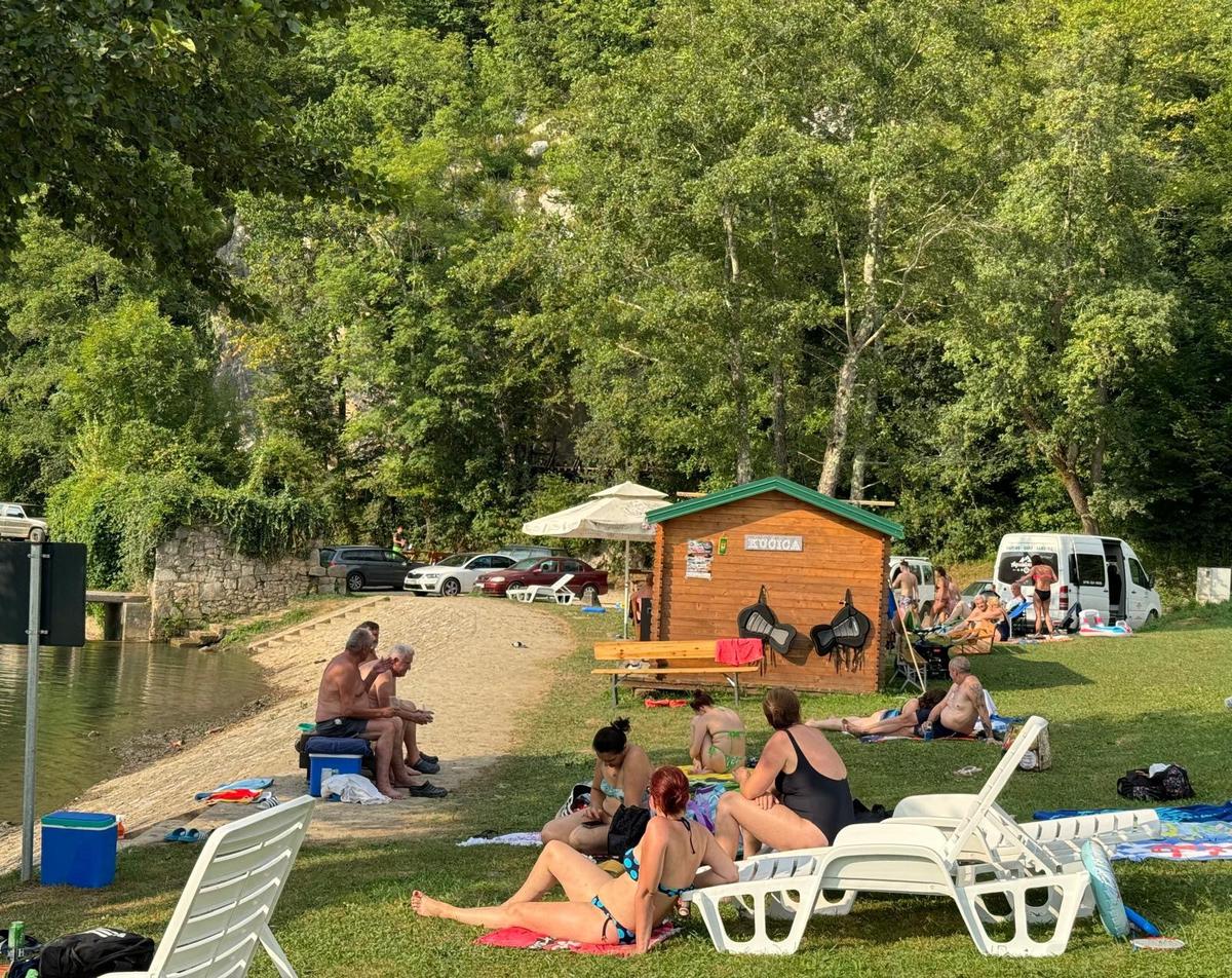 Na kupalištu u Klancu moguće je unajmiti čamce za kajaking i quadove i ići na vođenu turu