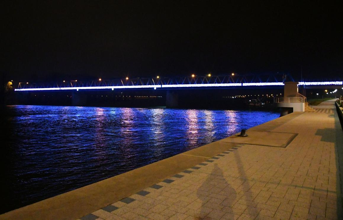 Most preko Save i stari industrijski dimnjak osvijetljeni su blagdanskom rasvjetom