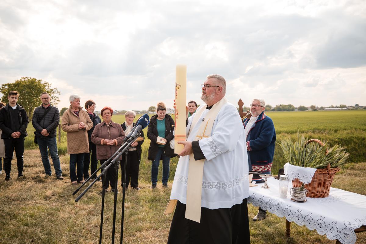 NA INICIJATIVU župnika Đurice Pardona općina Čepin oživila je stari običaj blagoslova žita i polja