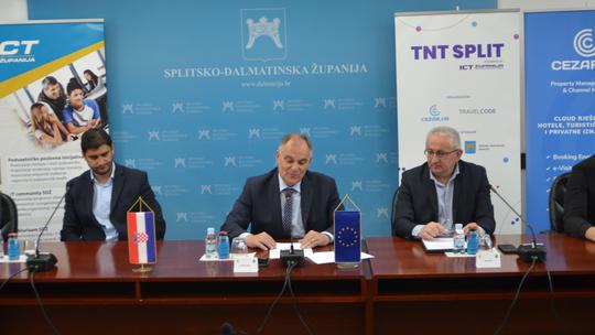Župan Blaženko Boban (gornja slika) predstavio je program konferencije uz Damira Brčića, Stipu Čogelju te Maria Čubelića