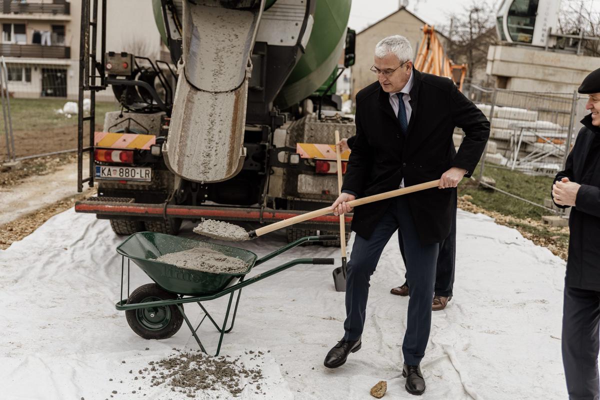 Cilj nam je osigurati priuštivo stanovanje, ponajprije mladim obiteljima, poručio je karlovački gradonačelnik Damir Mandić