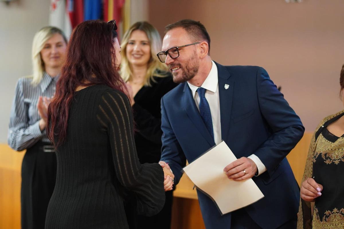 storyeditor/2025-10-02/Pomocnici_u_nastavi2.jpg VIŠE OD DESETLJEĆA Grad provodi europski projekt "Svako dijete ima pravo na obrazovanje" kojim se djeci osiguravaju pomoćnici u nastavi