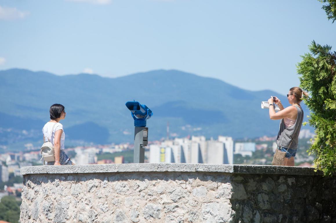 Turisti uživaju na Trsatskoj gradini