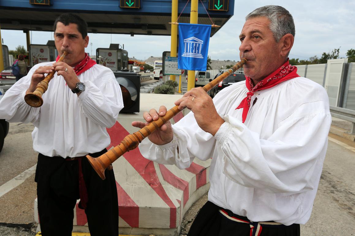 Glazbom i narodnim nošnjama na Krčkom mostu obilježena obljetnica upisa dvoglasja