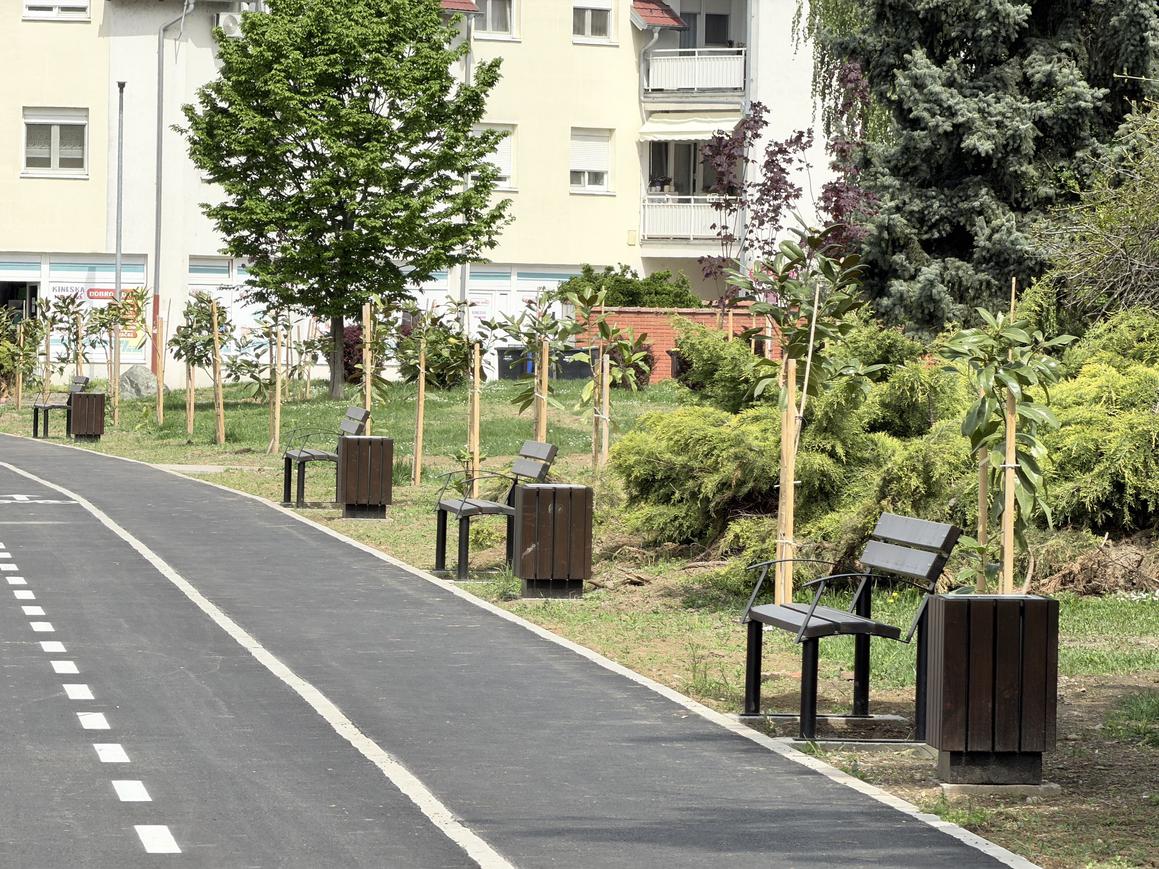 Uz nove biciklističke i pješačke staze posađena i stabla i grmovi