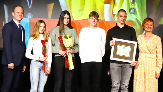 Nagrade su dobitnicima uručili gradonačelnik Mišel Jakšić i predsjednica ZŠU-a Jasmina Stričević