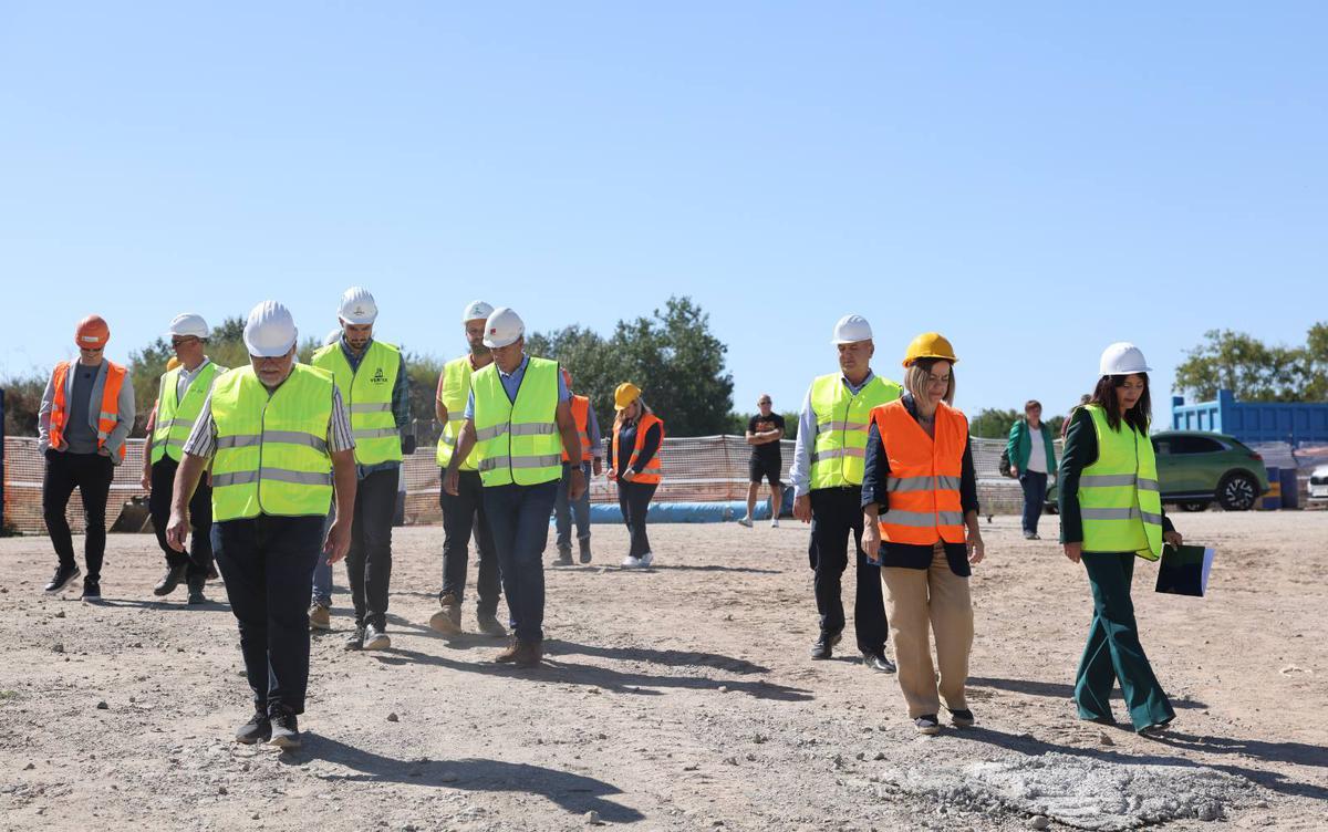 NA NOVOM TERMINALU gradi se i usipni koš, a nabavlja se i oprema, kao što su pretovarne trake i dizala za rasute terete. Izgradit će se otvorena skladišta, nova trafostanica, novi željeznički kolosijeci i nove kranske staze