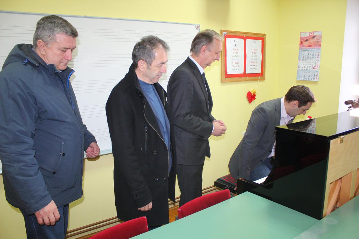 Grad donirao klavir kutinskoj Osnovnoj glazbenoj školi