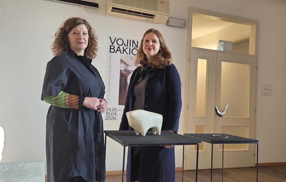 Arhitektonski postav oblikovale su Ana Martina Bakić i Vjera Bakić, umjetnikove unuke i nasljednice njegova opusa