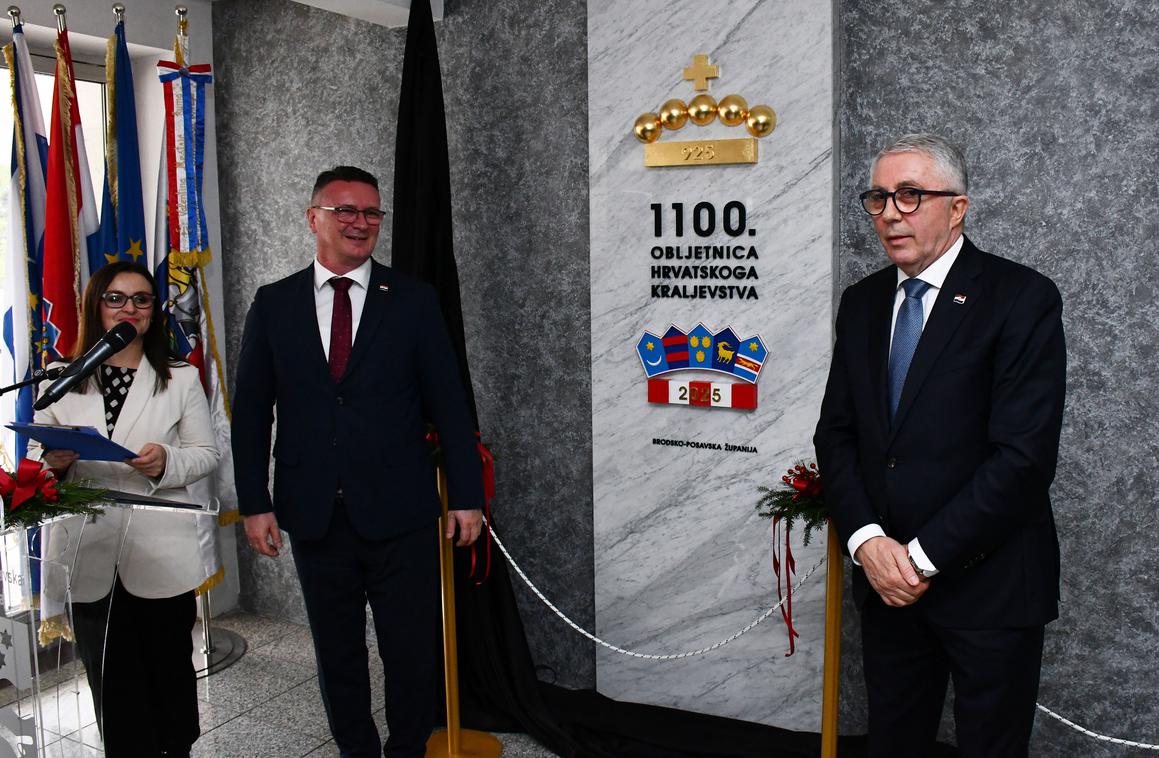 Spomen-ploča za 1100 godina kraljevstva kao trajan zapis povijesti