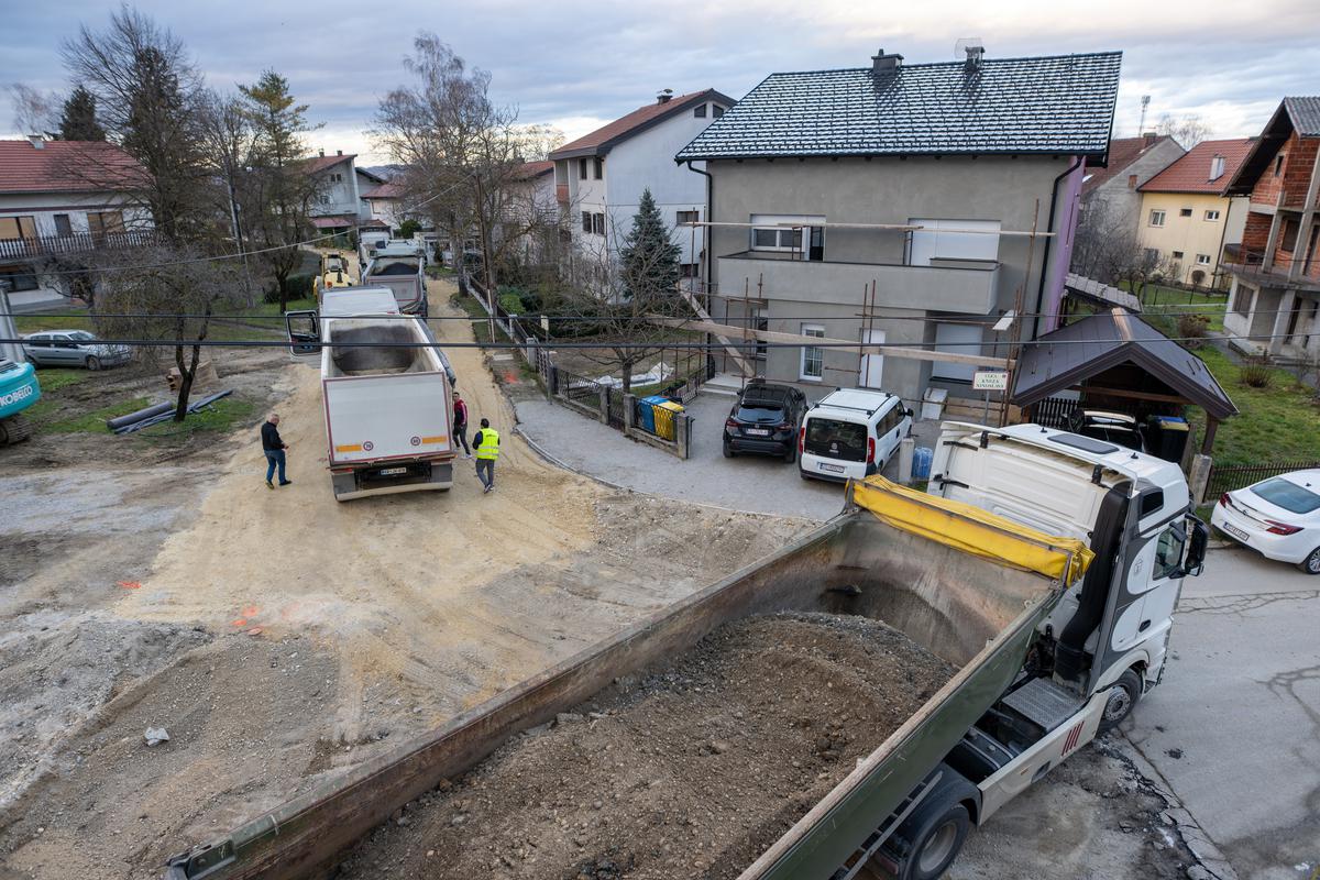 U sklopu projekata poboljšava se kvaliteta života građana i doprinosi prometnoj sigurnosti, a nastavljaju se i radovi na sanaciji nosive konstrukcije mosta u Kladju