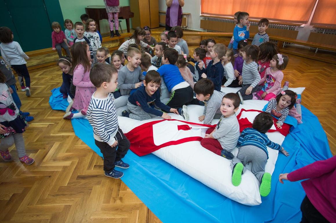 Najvećim hrvatskim jastukom razveselili mališane iz Nevičice