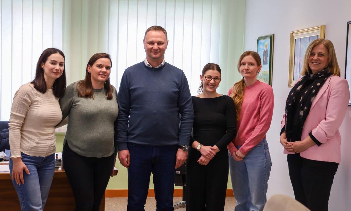 Sufinanciraju se kamate na stambeni kredit, troškovi podstanarstva te školovanje i usavršavanje, a župan Marušić kazao je kako su takve potpore ključne za dugoročnu stabilnost i dostupnost zdravstvene skrbi