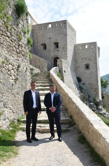 Sporazum je potpisan u Topničkoj vojarni na tvrđavi Klis. Dvije općine već su uspješno surađivale kroz Program prekogranične suradnje s Bosnom i Hercegovinom