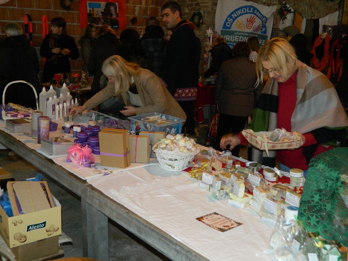 Otvoren Božićni sajam u Vukovaru