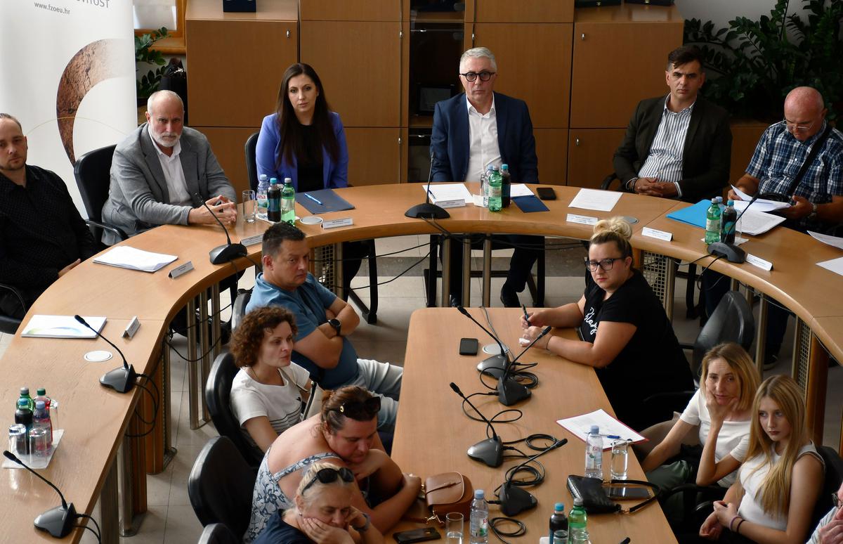 storyeditor/2025-07-31/PXL_300725_136154597.jpg PRVA KONKRETNA akcija pomoći za smanjenje onečišćenja zraka. Pilot-projekt vrijedan 10 milijuna eura provodit će se u Slavonskom Brodu, Sisku i Kutini, gradovima u kojima je zrak najzagađeniji