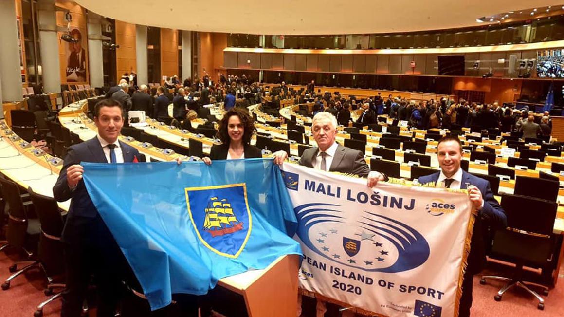 Lošinju zastava i priznanje – proglašen je europskim otokom sporta u 2020. godini