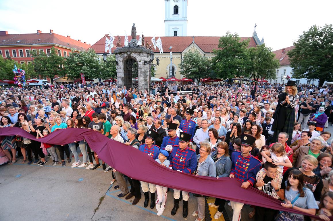 Karlovac proslavio svoj 440. rođendan: Finale zaokruženo balom, vatrometom i Gibonnijem