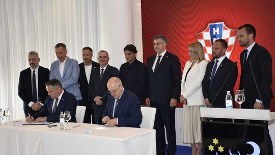 Potpisivanje je održano u prisutnosti premijera Andreja Plenkovića, Marijana Kustića i vrha HNS-a, a nazočili su i Branko Bačić, velikogorički gradonačelnik Krešimir Ačkar, Zlatko Dalić i drugi uzvanici