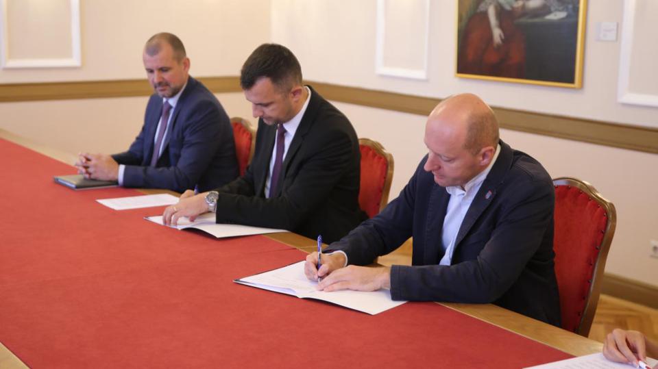 Dožupan Josip Miletić i član Uprave HBOR-a Josip Pavković potpisali su Dodatak ugovoru o poslovnoj suradnji OBŽ-a i HBOR-a