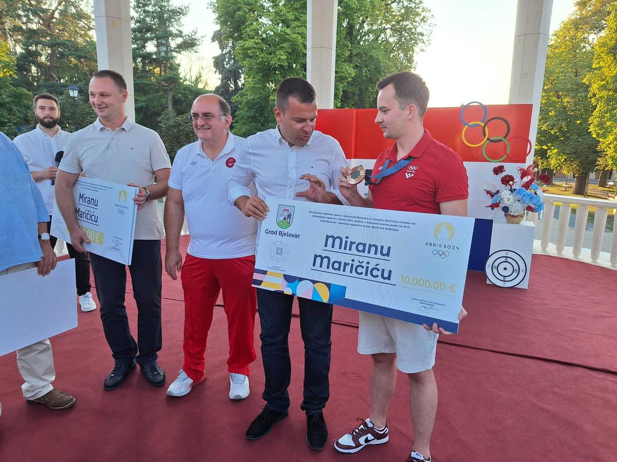 Za prvu pojedinačno osvojenu olimpijsku medalju u Bjelovaru dobio je nagradu