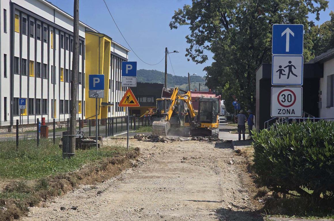 Do početka nastave uređuju se ceste oko nove škole