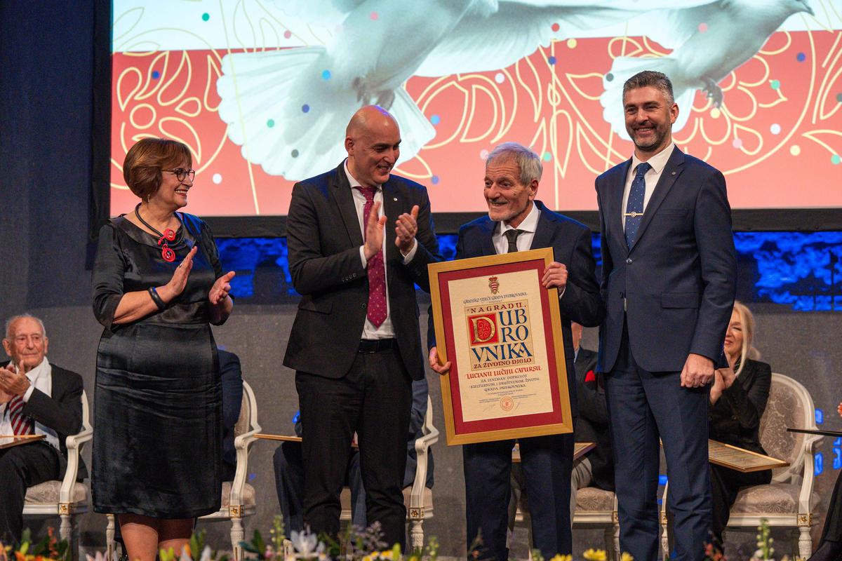 Ova priznanja su i poruka da grad vidi, pamti i cijeni doprinos onih koji su mu služili znanjem, hrabrošću, stvaralaštvom i predanošću, rekao je Lucijan Lući Capurso