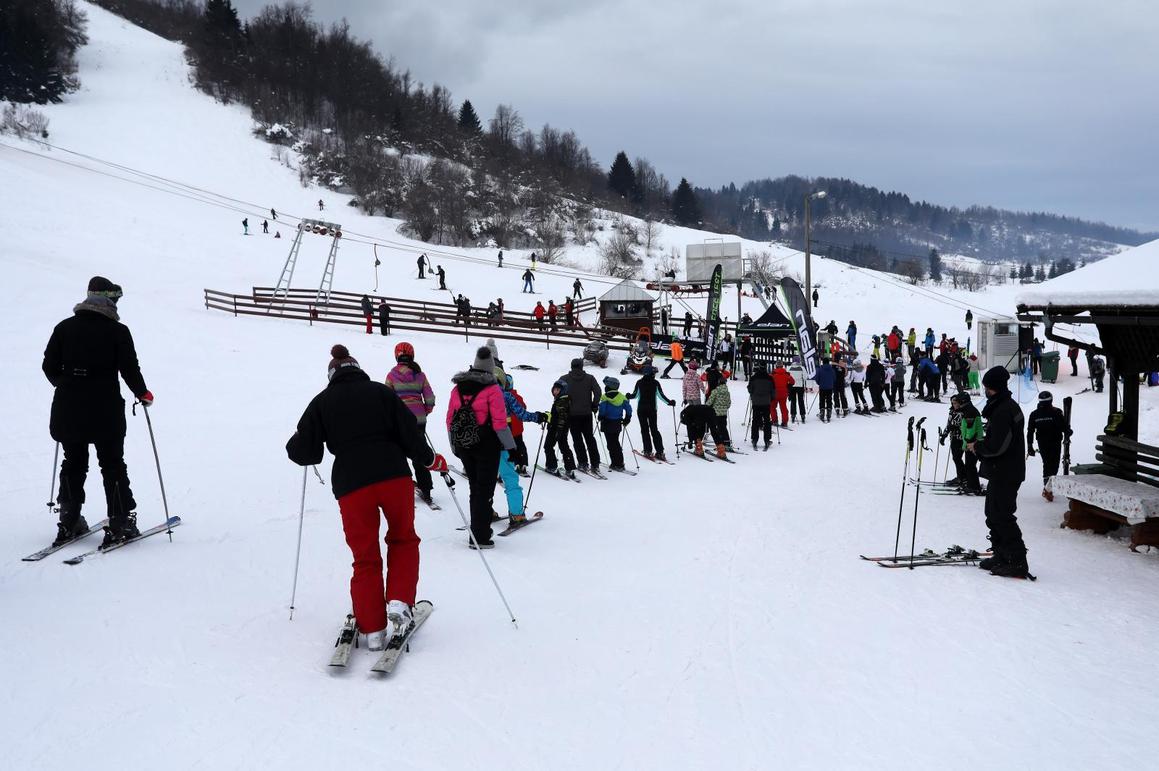 Velike gužve na skijalištu Čelimbaša u Mrkoplju